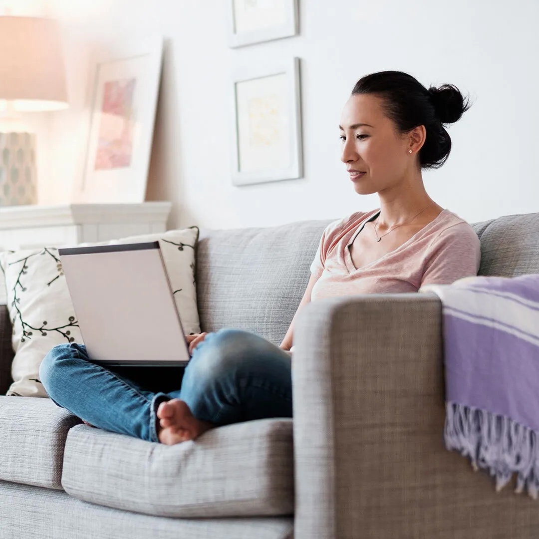 woman banking with Fairstone from her computer